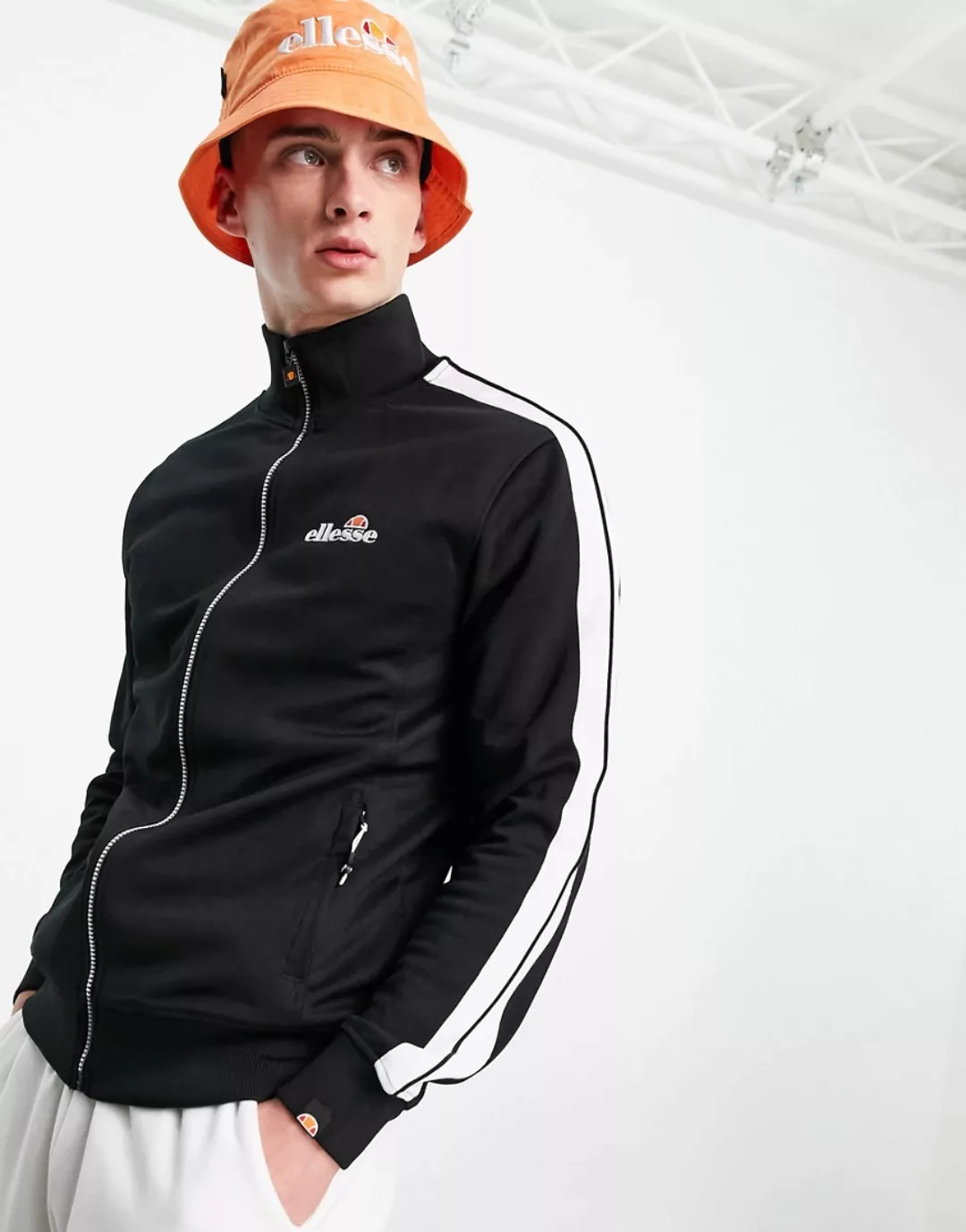 ellesse – Jacke in Schwarz mit durchgehendem Reißverschluss und Logo günstig online kaufen
