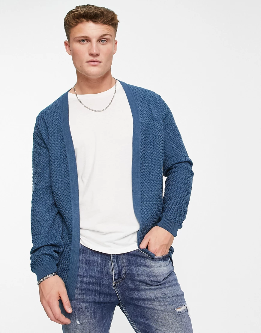 ASOS DESIGN – Strukturierte Strickjacke mit Muscle-Fit-Schnitt in Jeansblau günstig online kaufen