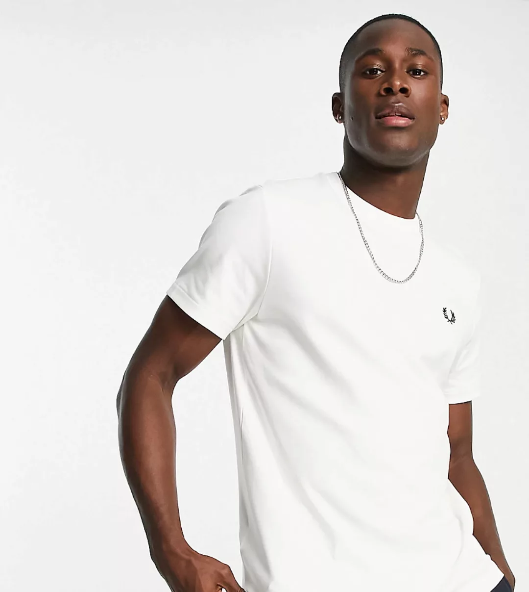 Fred Perry – T-Shirt in Weiß mit Logo am Rücken, exklusiv bei ASOS günstig online kaufen