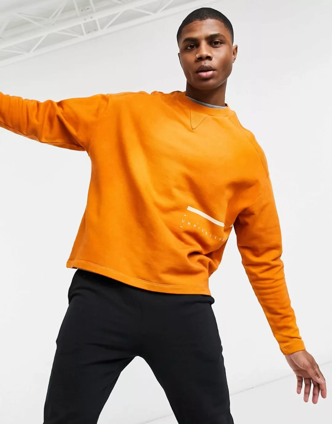 ASOS – Unrvlld Spply – Oversize-Sweatshirt mit Waschung und umlaufender Pri günstig online kaufen