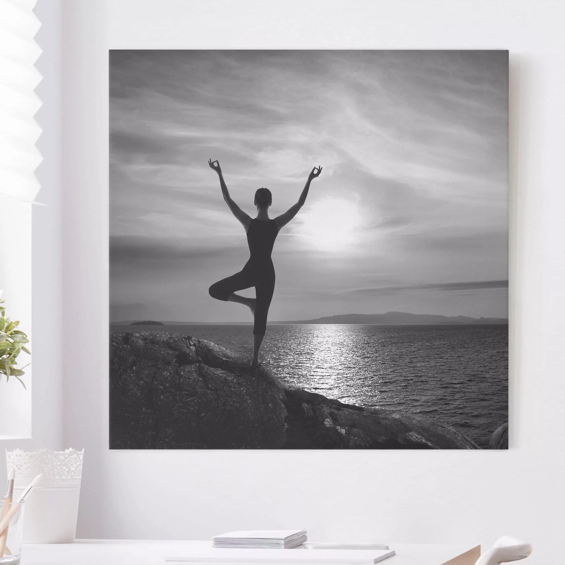 Leinwandbild Sonnenuntergang - Quadrat Yoga schwarz weiss günstig online kaufen