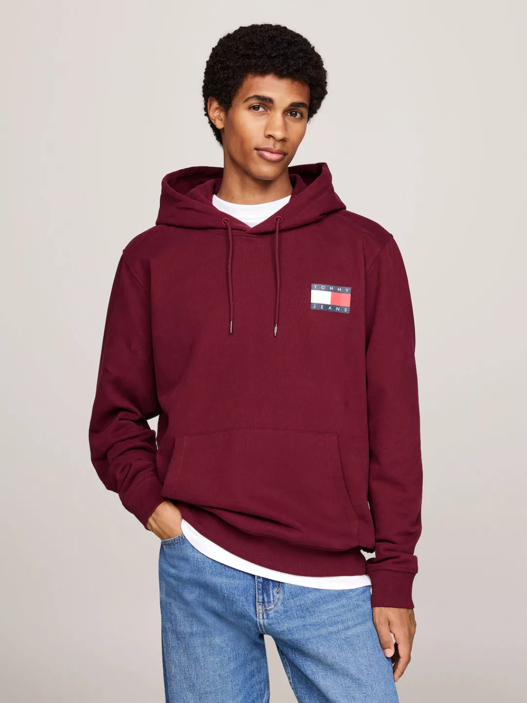 Tommy Jeans Sweatshirt "TJM REG ESSENTIAL FLAG HOOD EXT", mit bedruckten Ma günstig online kaufen