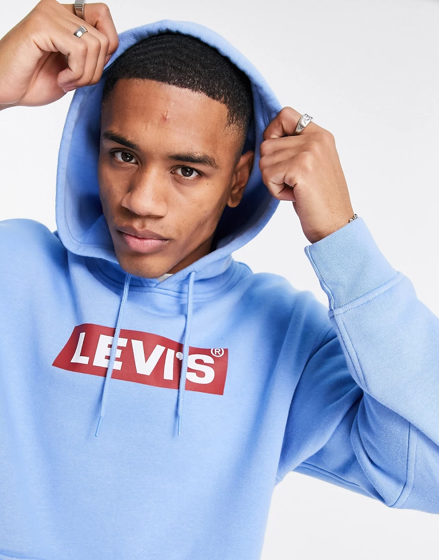 Levi's – Kapuzenpullover in Hellblau mit rechteckigem Logo-Print günstig online kaufen