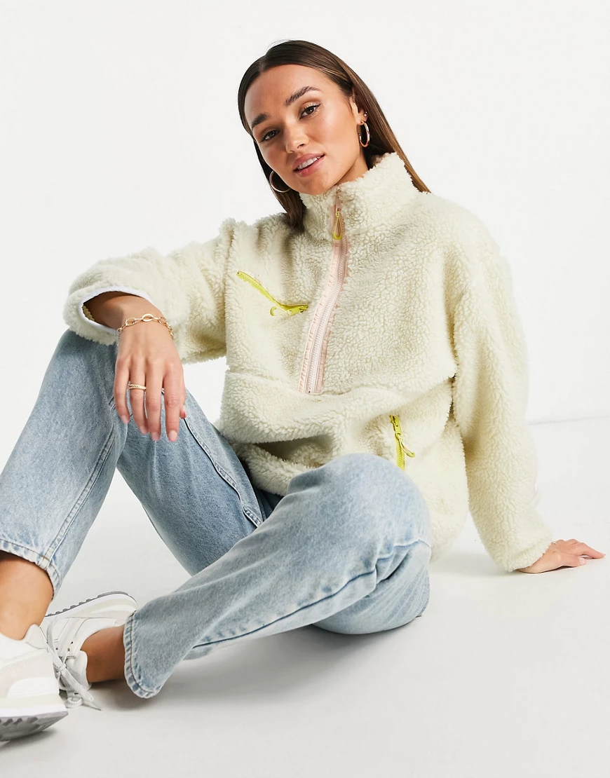 Levis – Pullover aus Sherpa-Fleece in Grau-Mehrfarbig günstig online kaufen
