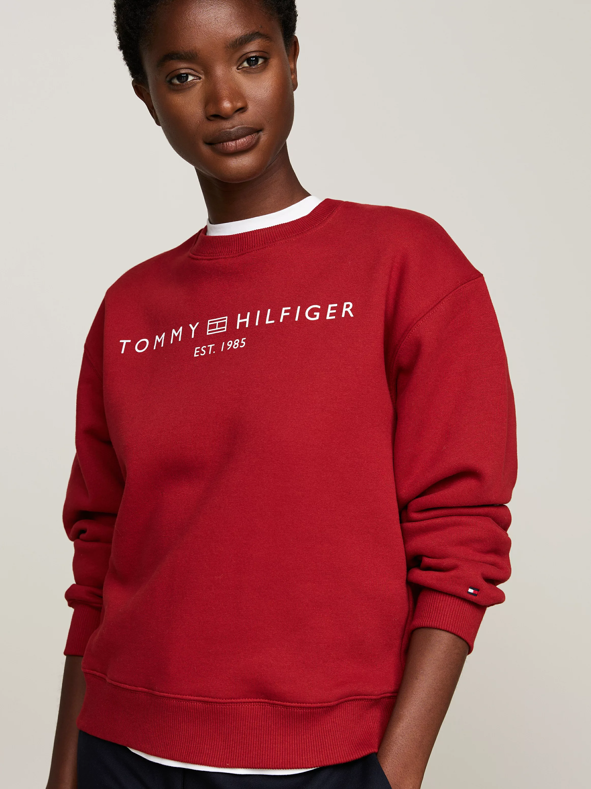 Tommy Hilfiger Sweatshirt MDRN REG CORP LOGO C-NK SWTSHRT im hüftlangen Sch günstig online kaufen