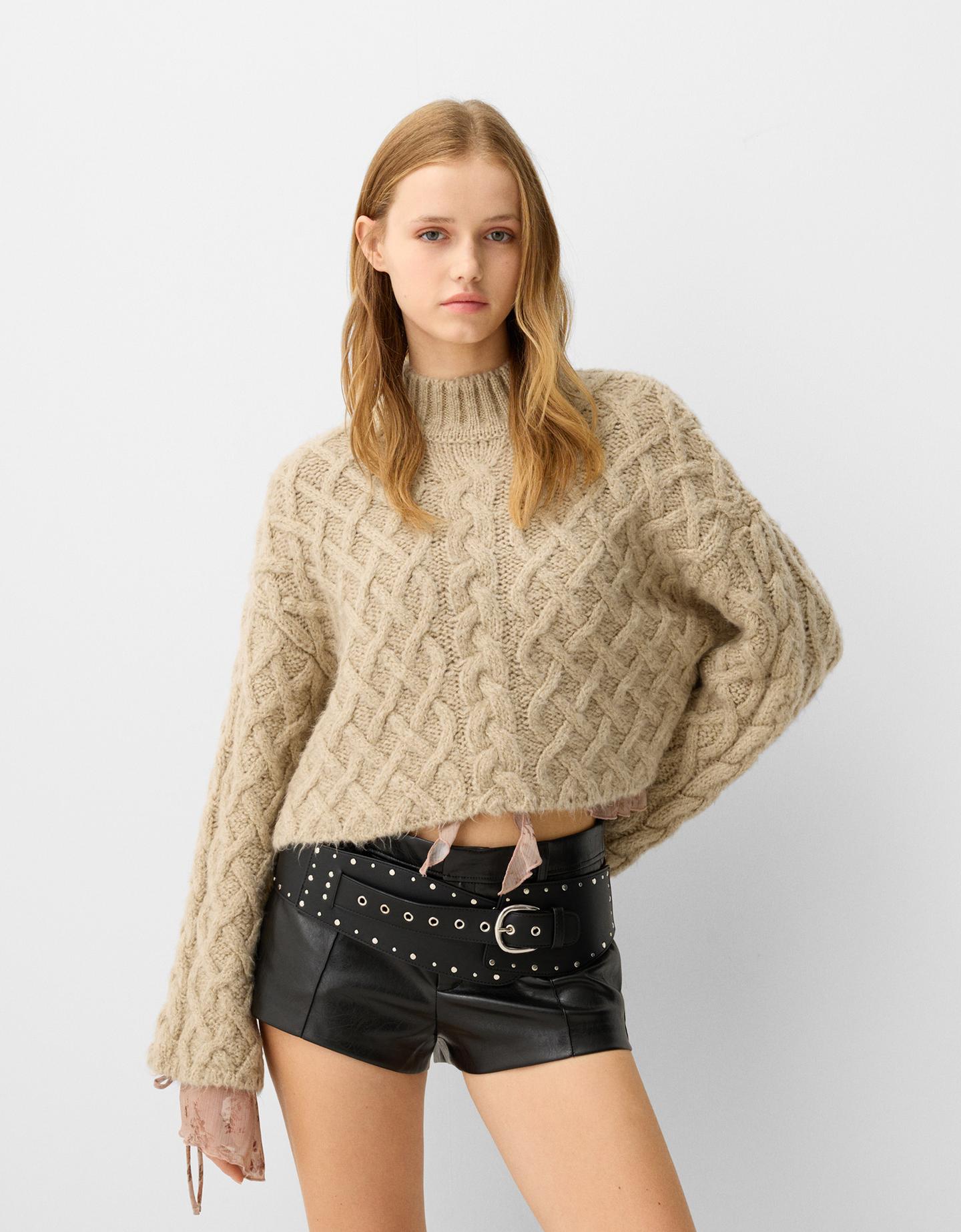 Bershka Pullover Mit Stehkragen Und Flechtmuster Damen S Beige günstig online kaufen