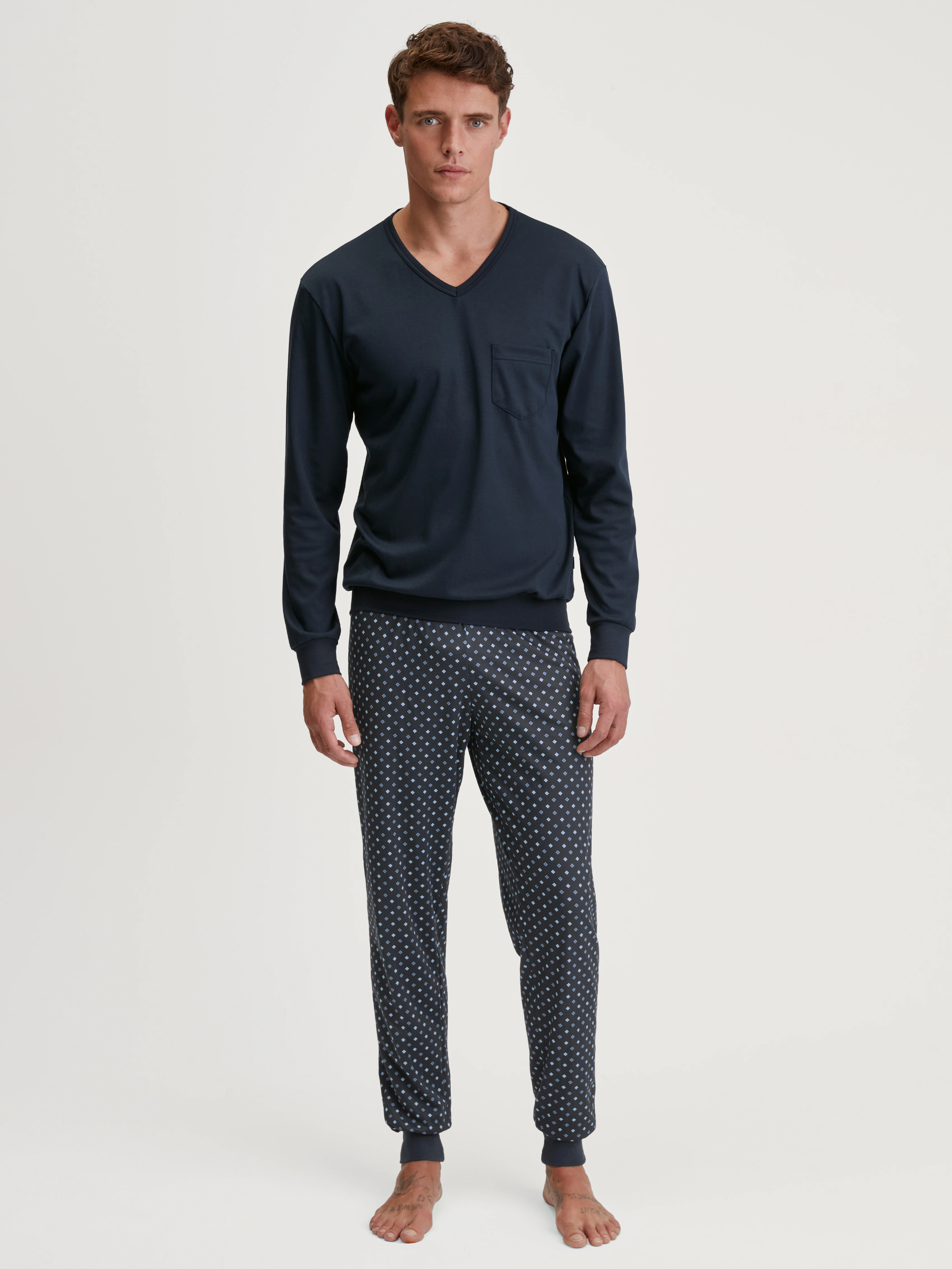 CALIDA Schlafanzug "Relax Streamline", (2 tlg.), mit V-Neck und Bündchen günstig online kaufen
