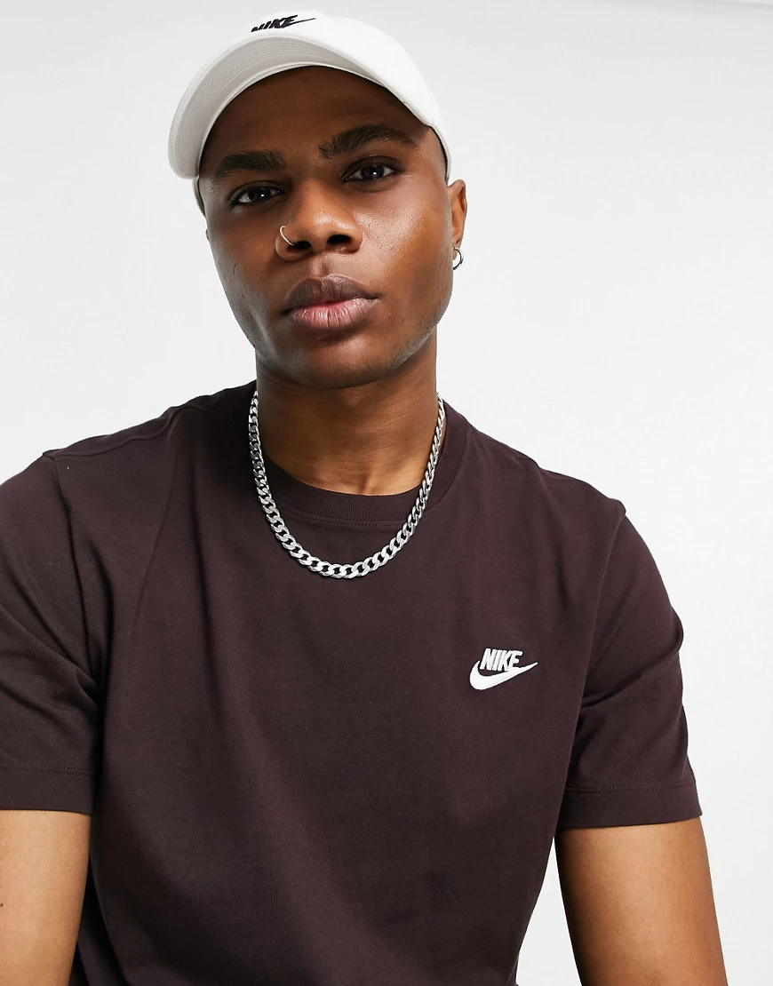 Nike – Club – Braunes T-Shirt günstig online kaufen