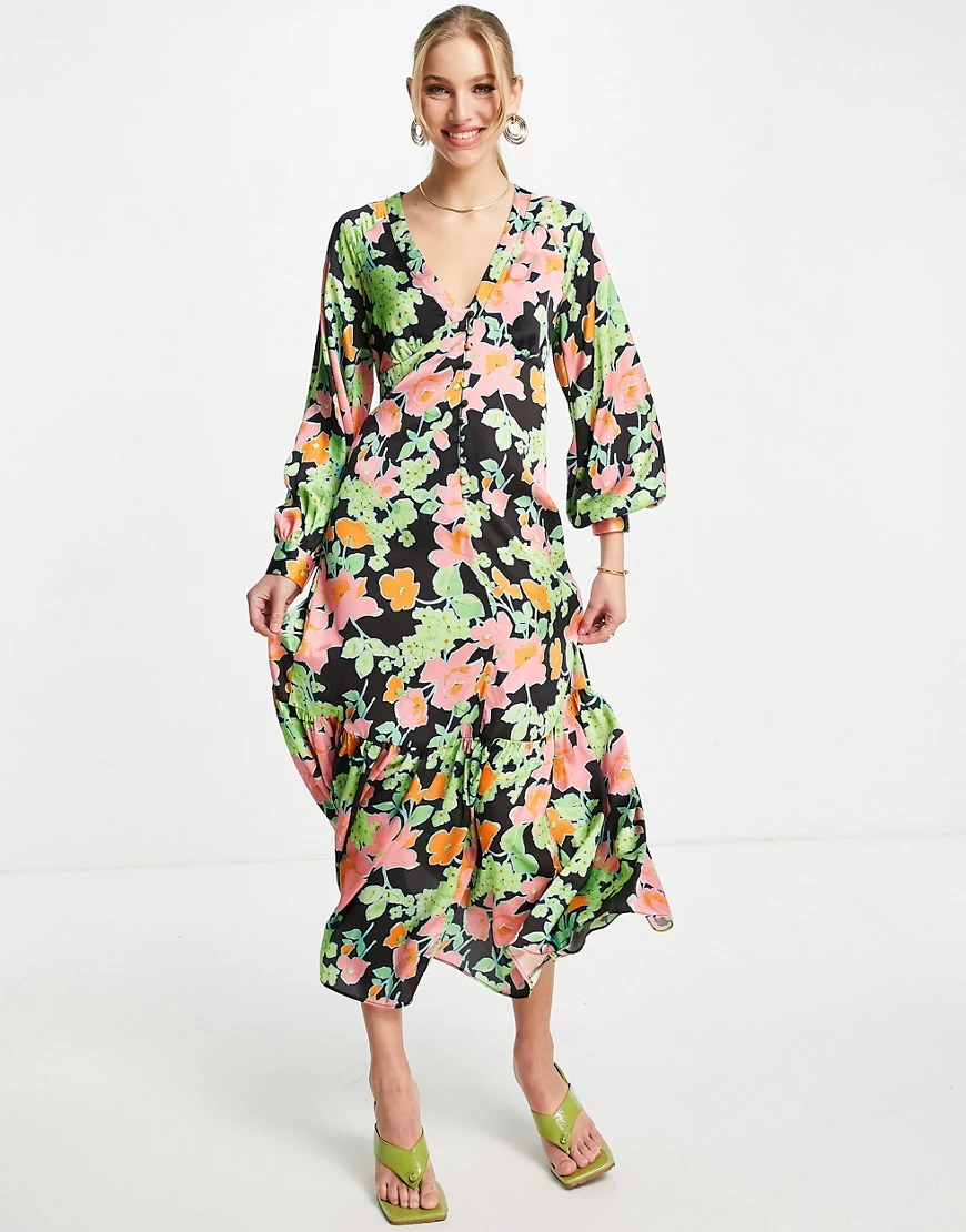 ASOS DESIGN – Maxi-Freizeitkleid aus Satin mit Knopfleiste und abstraktem B günstig online kaufen