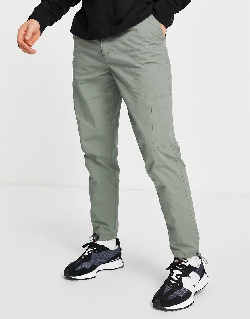 ASOS DESIGN – Schmal zulaufende Cargo-Hose in Grün günstig online kaufen