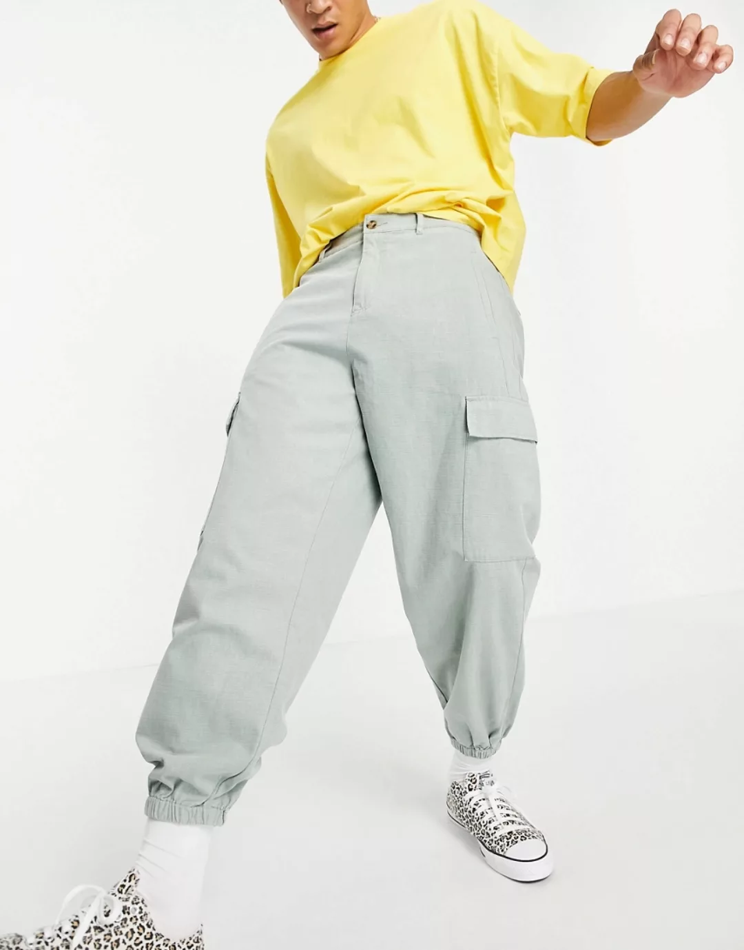 ASOS DESIGN – Schmal zulaufende Oversize-Jogginghose mit Cargotaschen-Grün günstig online kaufen