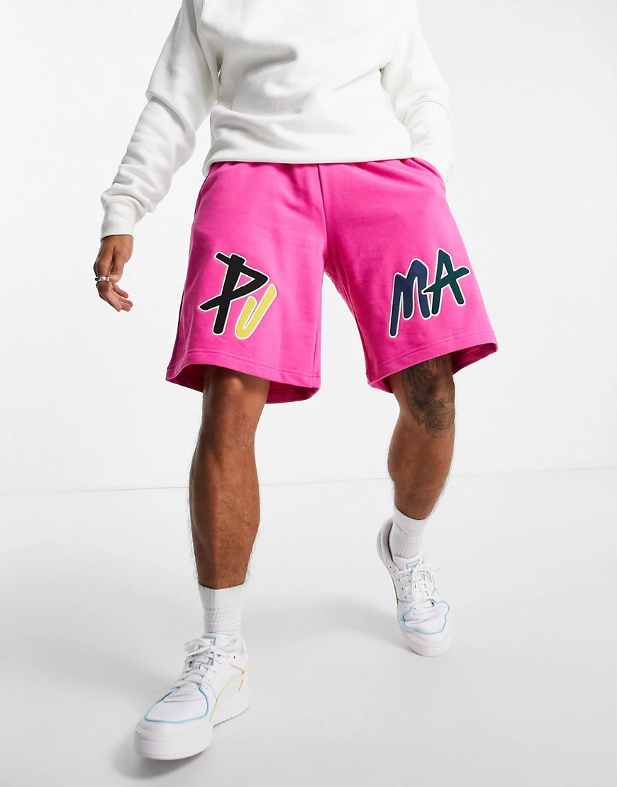 Puma – Skate – Kastige Shorts in Rosa mit buntem Logo günstig online kaufen