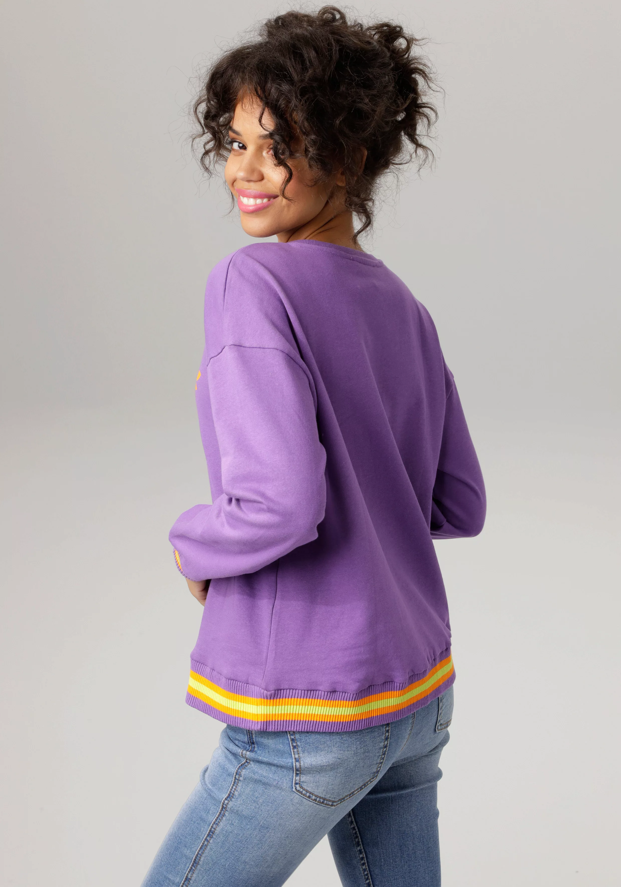 Aniston CASUAL Sweatshirt, Frontdruck mit abstrakter Seerose und Schriftzug günstig online kaufen