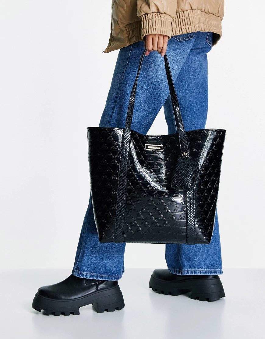 River Island – Triangel-Schultertasche mit Lackoptik und Prägemuster in Sch günstig online kaufen