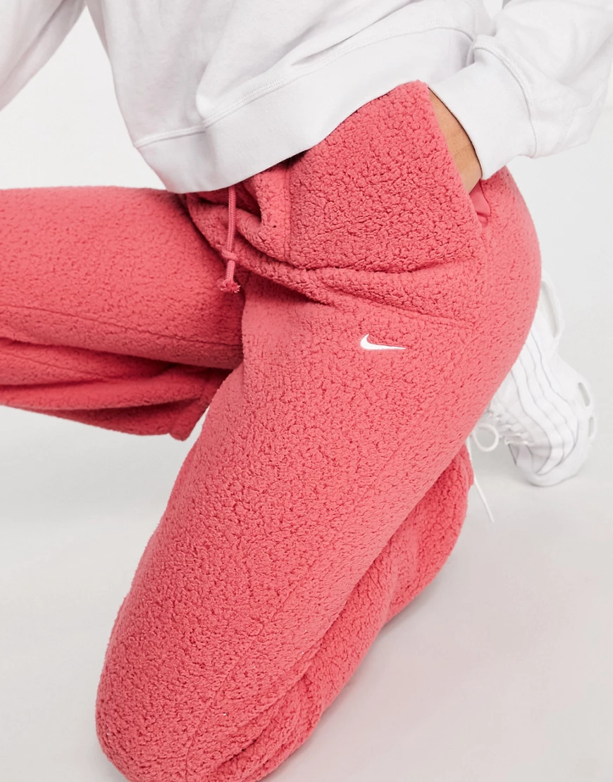 Nike Training – Therma-FIT Cozy – Jogginghose aus kuscheligem Fleece in Ros günstig online kaufen