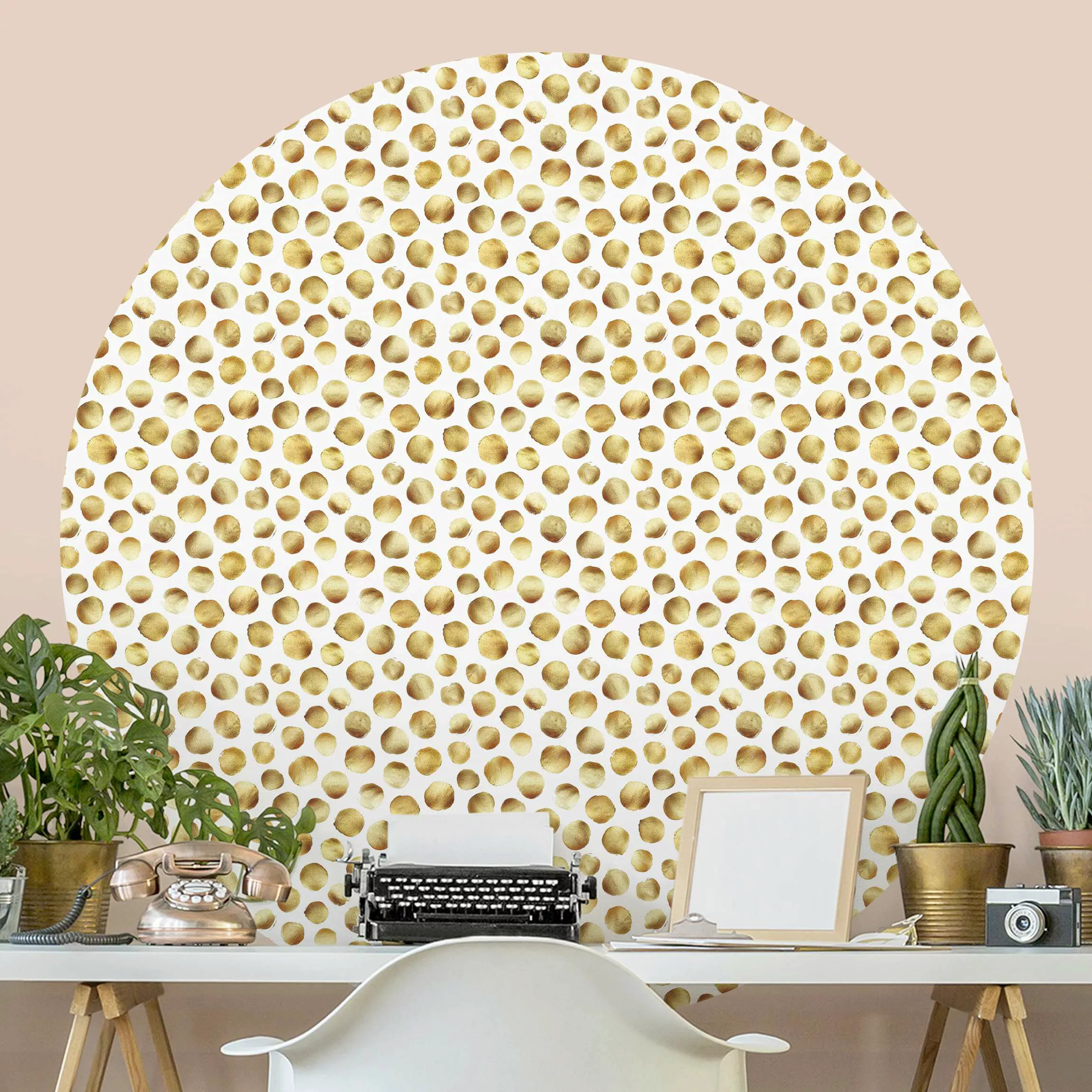 Runde Mustertapete selbstklebend Wilde goldene Polkadots günstig online kaufen