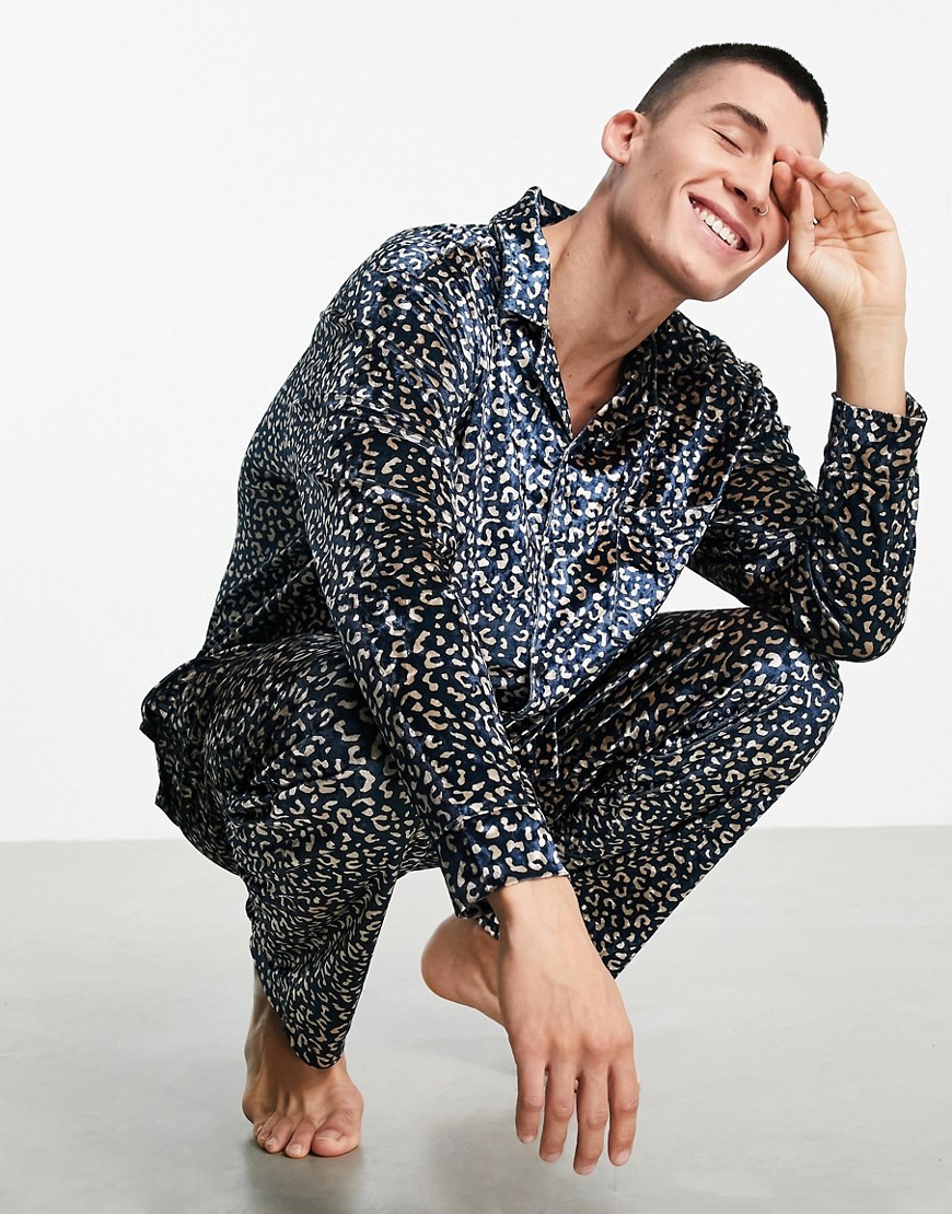 ASOS DESIGN – Lounge-Pyjama, bestehend aus Hemd und Hose aus Velours mit Le günstig online kaufen