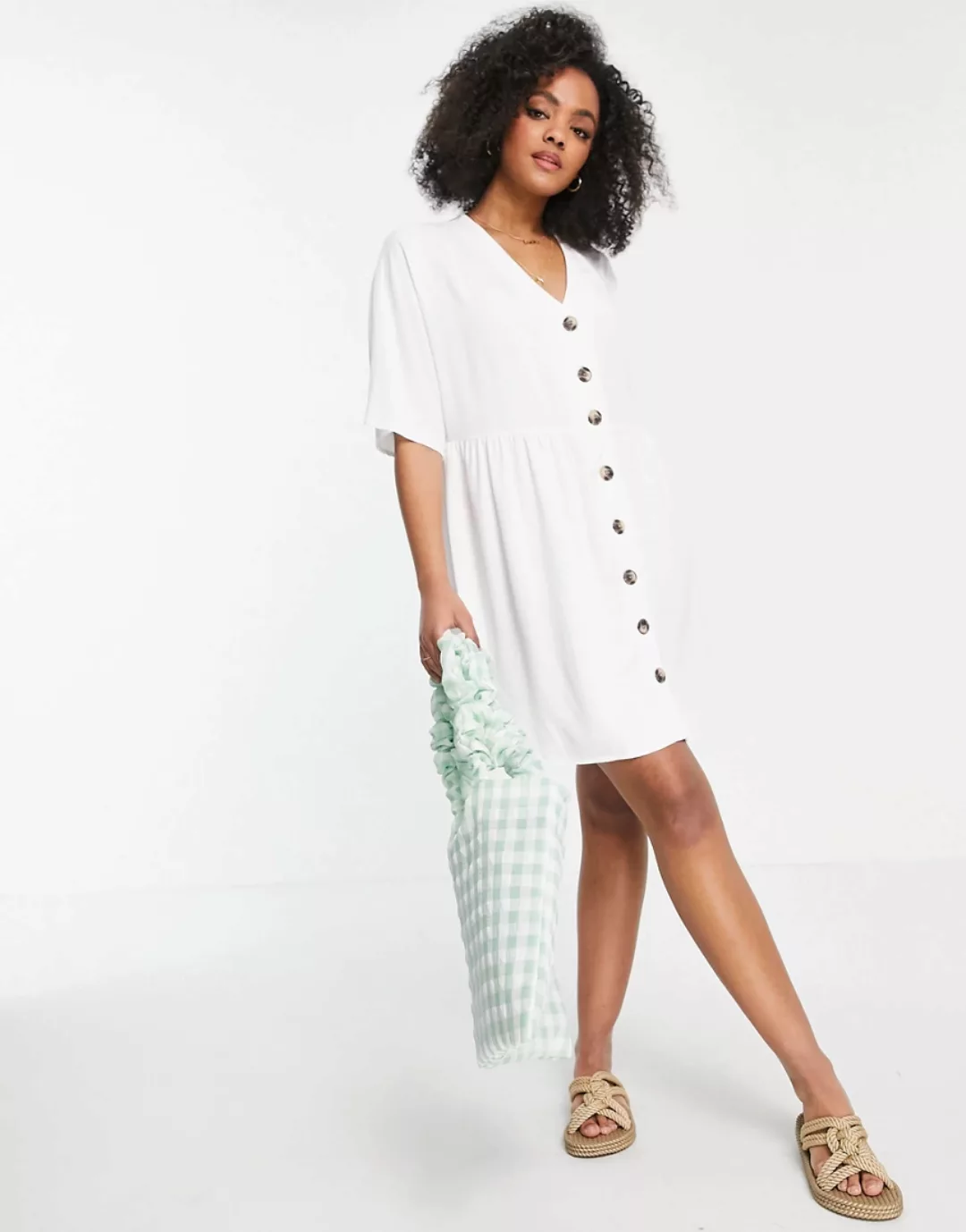 ASOS DESIGN – Mini-Hängerkleid mit V-Ausschnitt und Knopfleiste in Weiß günstig online kaufen