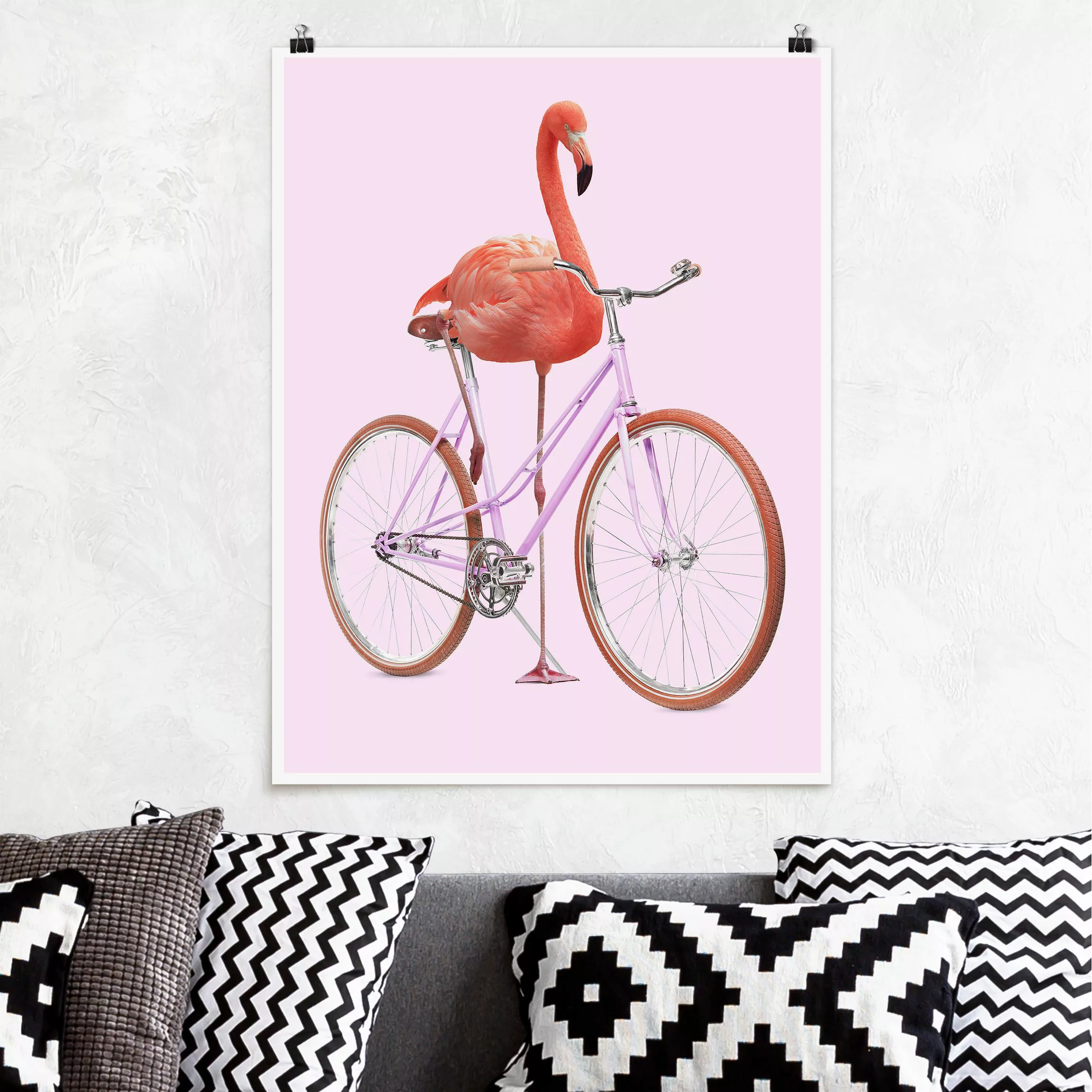 Poster Tiere - Hochformat Flamingo mit Fahrrad günstig online kaufen