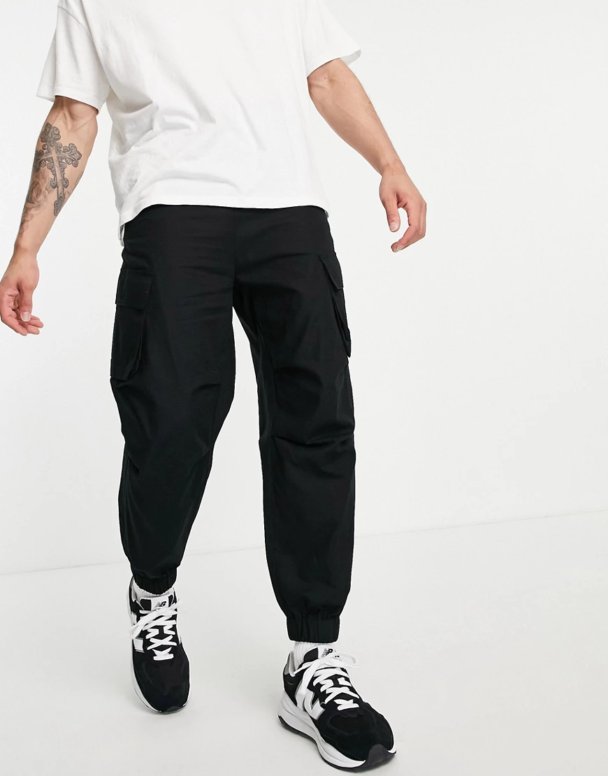 ASOS DESIGN – Schmal zulaufende Cargo-Hose in Schwarz günstig online kaufen