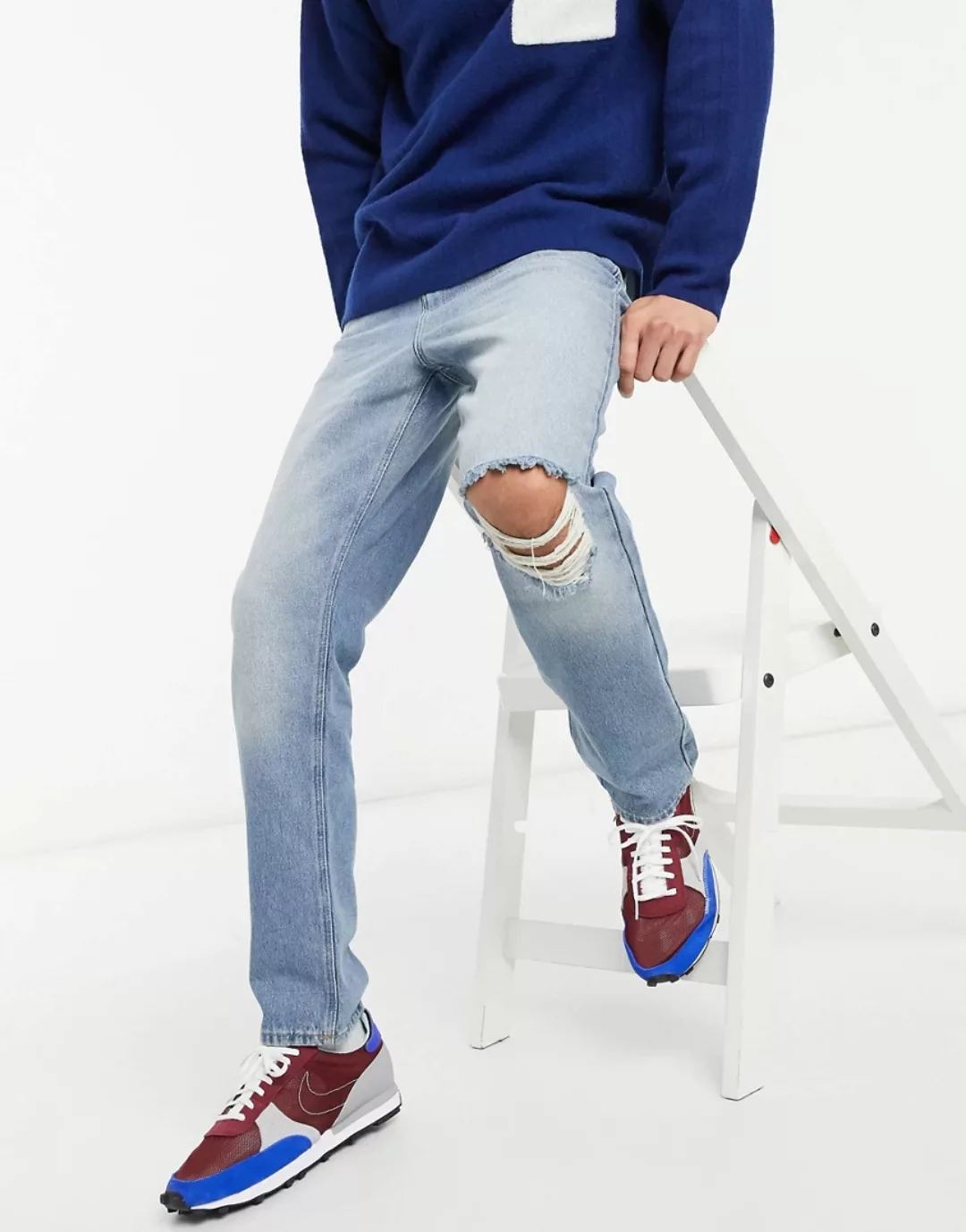 ASOS DESIGN – Jeans in regulärer Passform mit hohem Bund, zerrissenem Knie günstig online kaufen