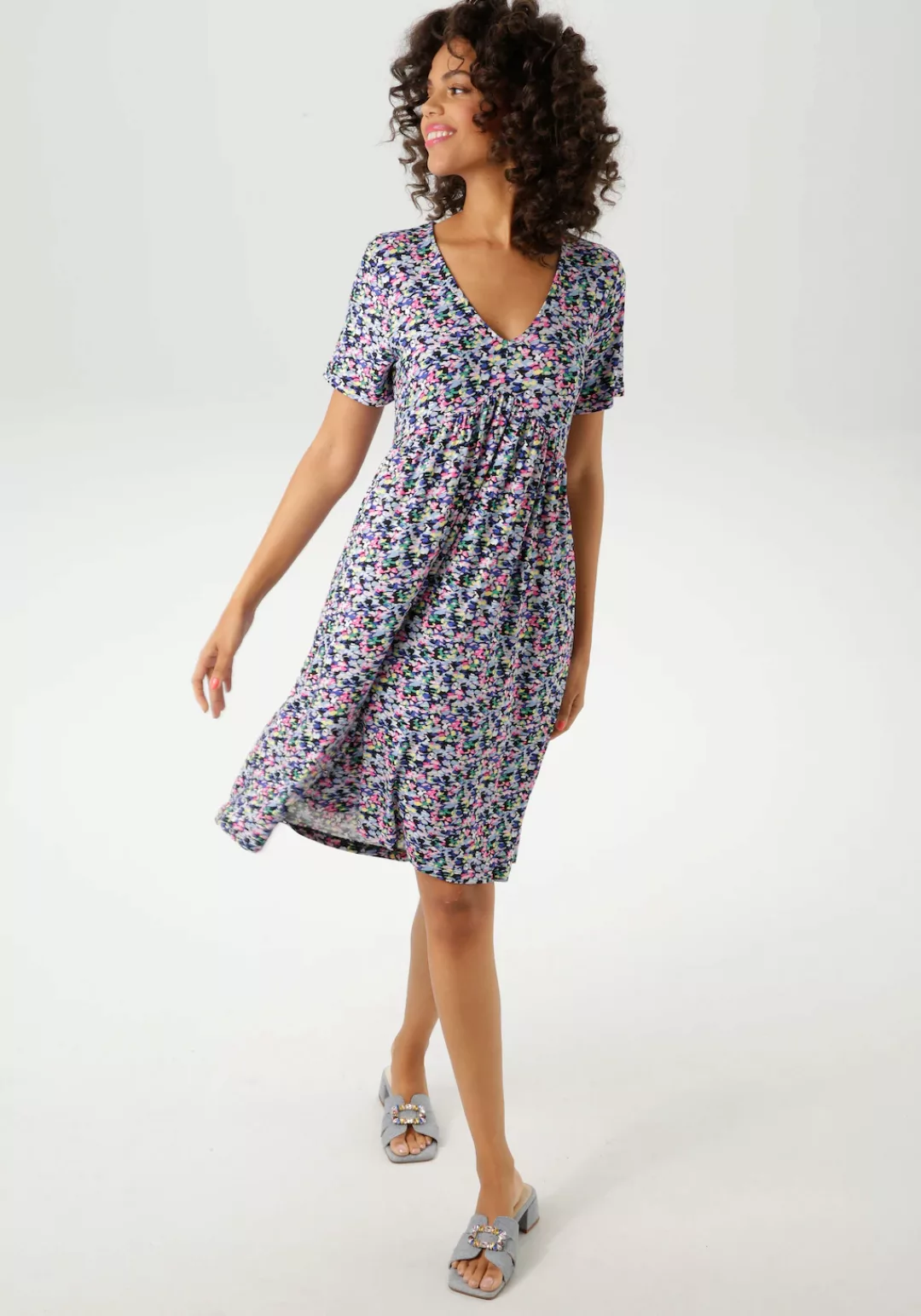 Aniston CASUAL Sommerkleid, mit farbenfrohen, grafischen Blümchen bedruckt günstig online kaufen