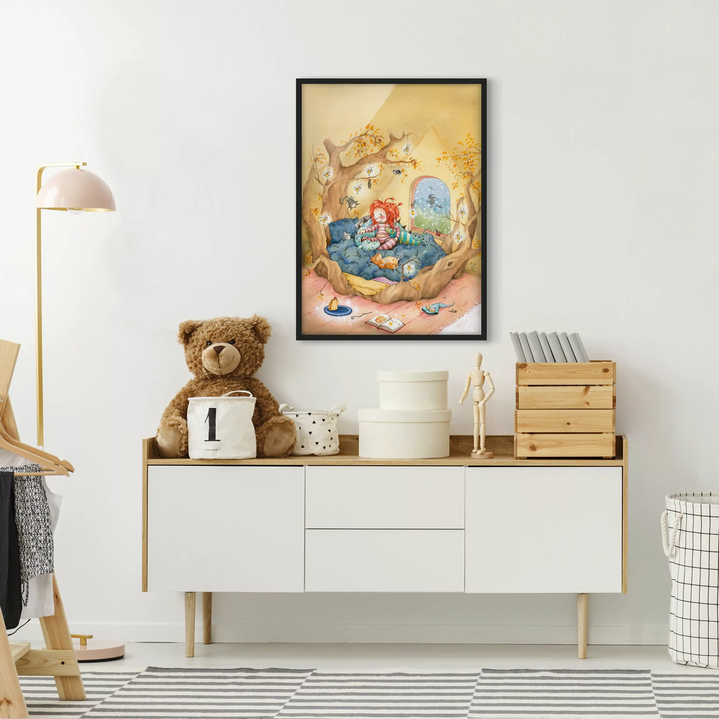 Bild mit Rahmen Kinderzimmer - Hochformat Frida kuschelt mit ihren Freunden günstig online kaufen