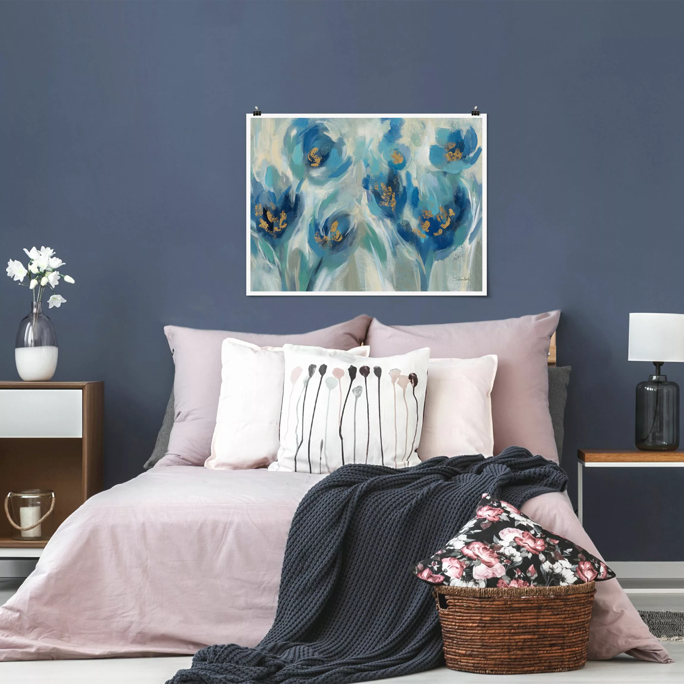 Poster Blaues Märchen mit Blumen günstig online kaufen