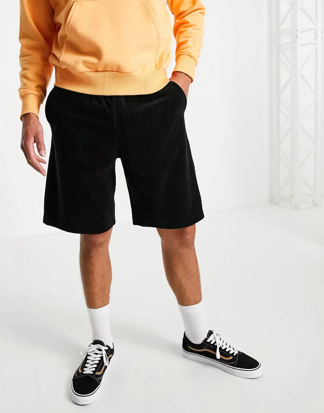 Weekday – Kye – Velours-Shorts in Schwarz günstig online kaufen