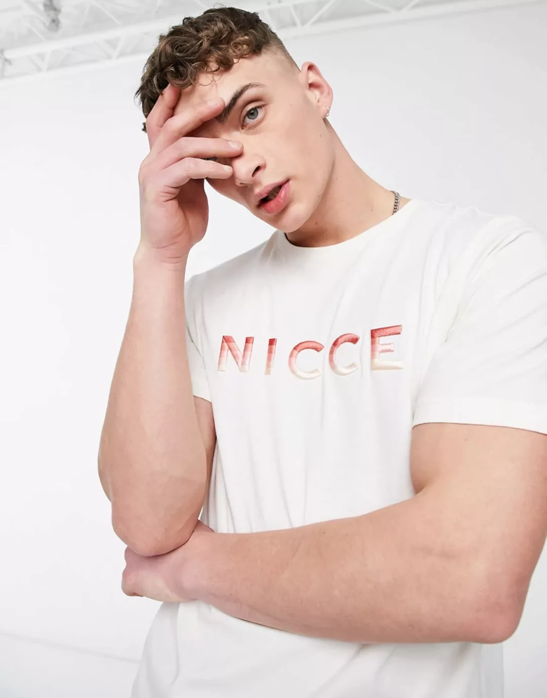 Nicce – Vina – T-Shirt in Weiß mit Farbverlauf-Logo günstig online kaufen