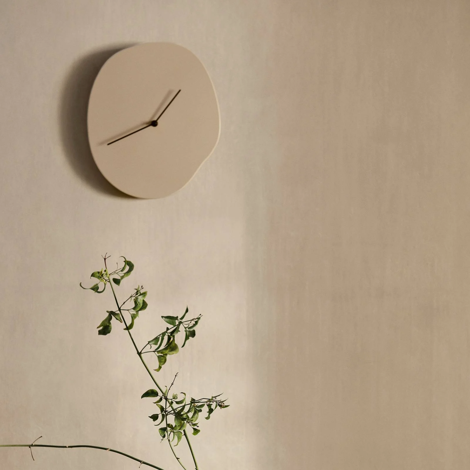 ferm LIVING Wanduhr Melt, beige, Höhe 33 cm, Holz, bemalt günstig online kaufen