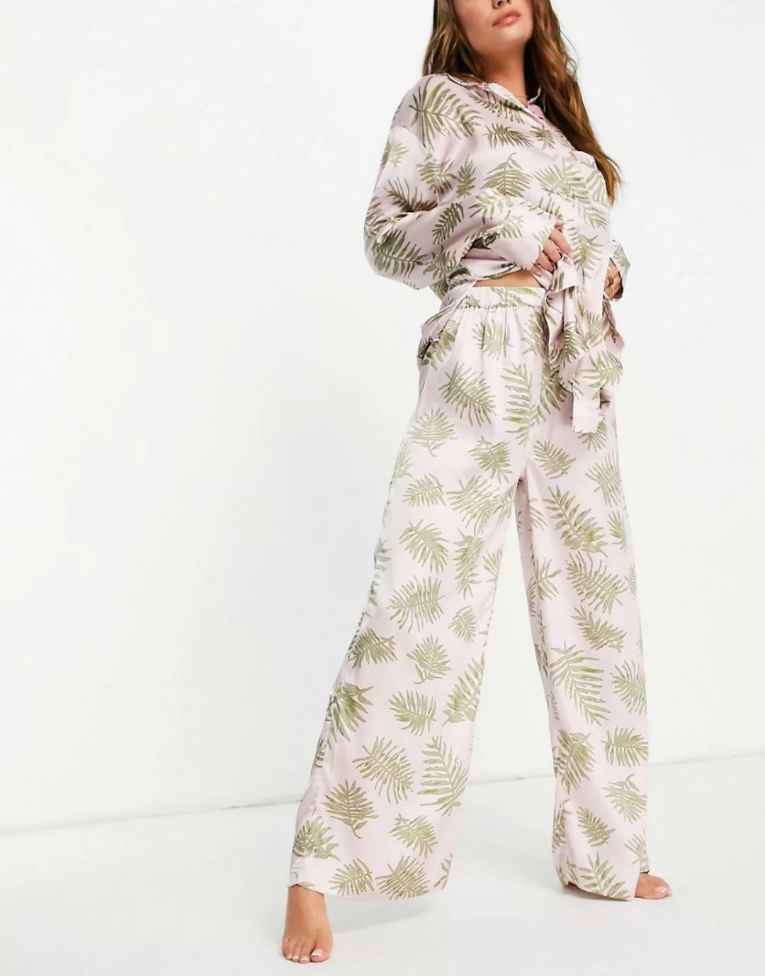 Topshop – Satin-Pyjamahose in Rosa mit Farnmuster günstig online kaufen