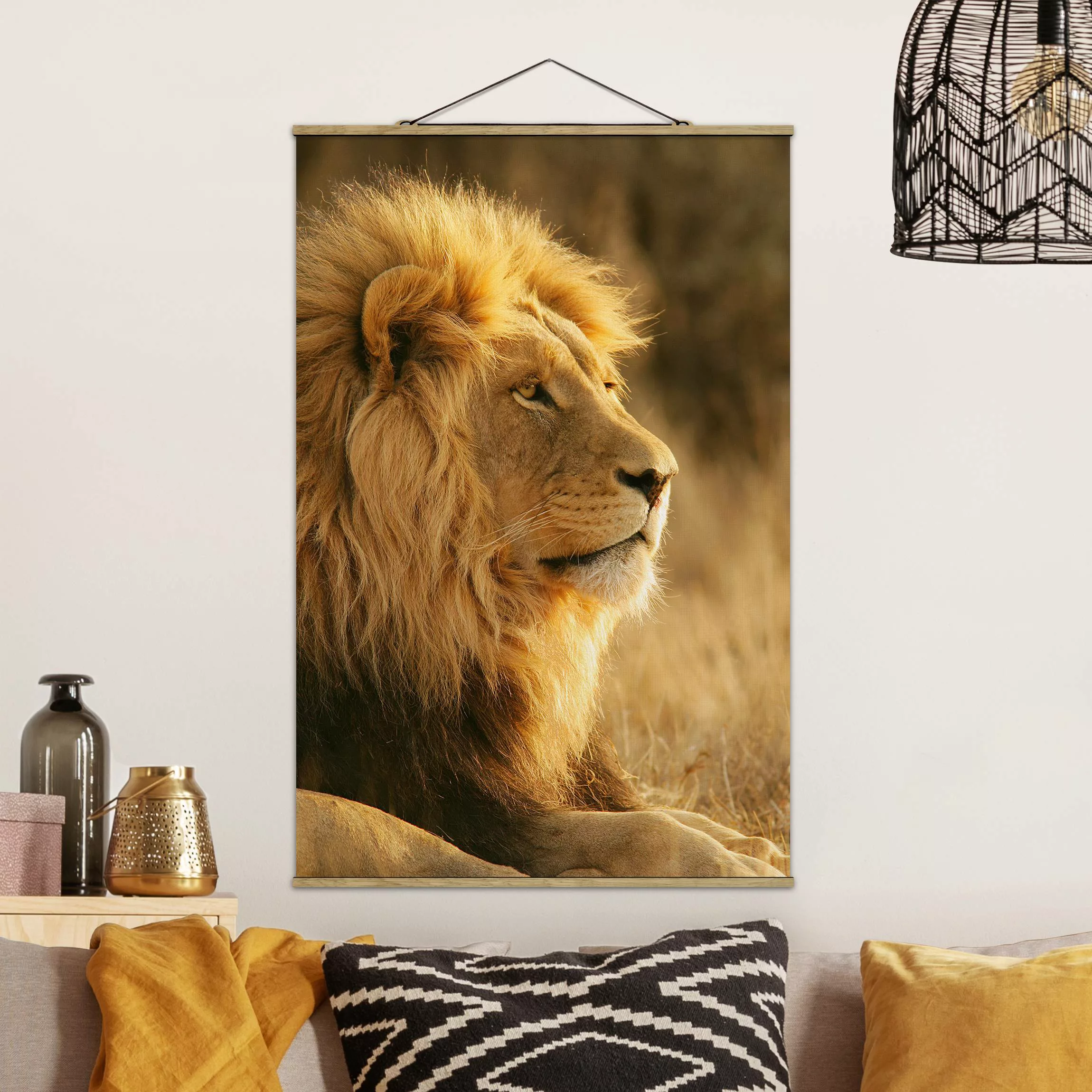Stoffbild Tiere mit Posterleisten - Hochformat Löwenkönig günstig online kaufen