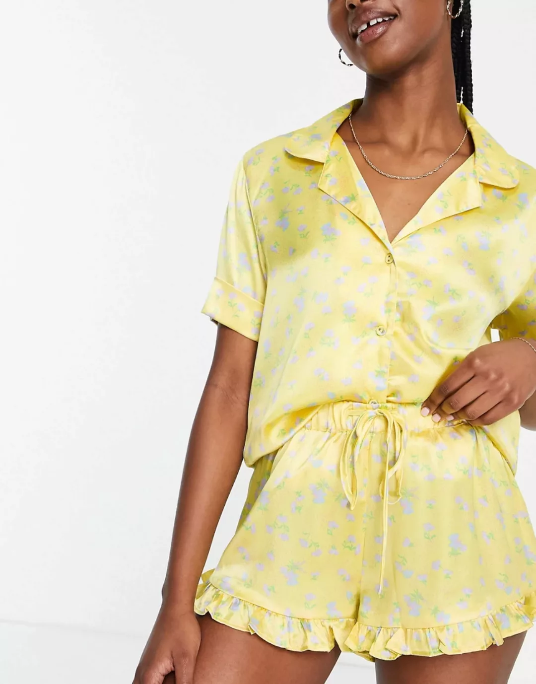 ASOS DESIGN – Pyjama bestehend aus Satinhemd und Rüschen-Shorts mit Blumenm günstig online kaufen