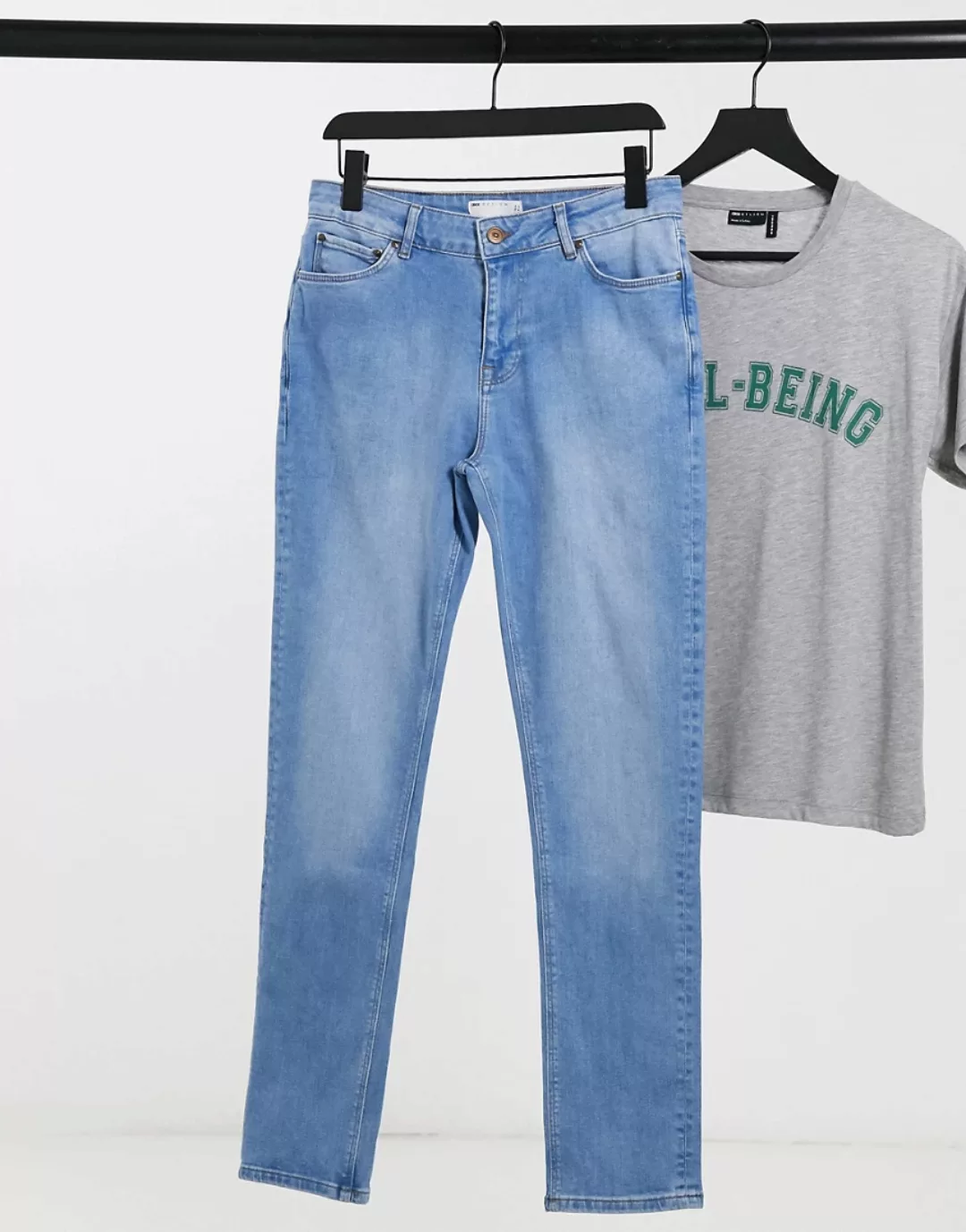 ASOS DESIGN – Enge Jeans mit blauer Waschung im 70er-Stil günstig online kaufen