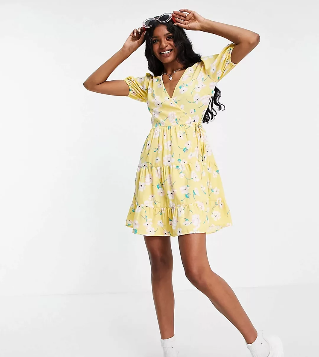 Influence Tall – Gestuftes Minikleid mit Blumenmuster in Gelb günstig online kaufen