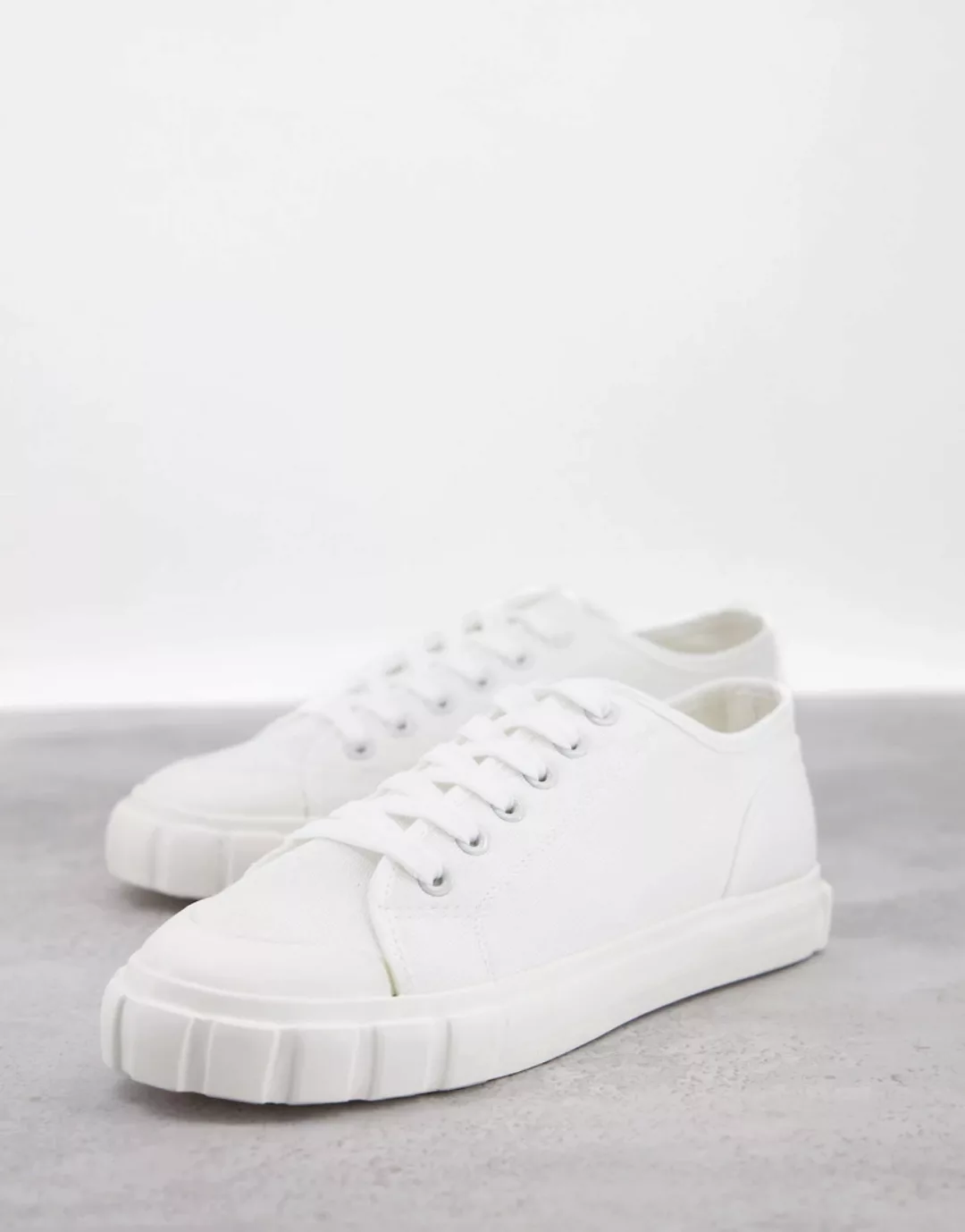 schuh – Marlo – Flache Sneaker in Weiß mit Gummisohle und schwarzer Lasche günstig online kaufen