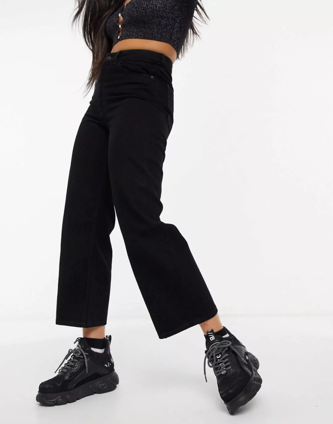 Monki – Mozik – Kurze Jeans aus Bio-Baumwolle mit weitem Bein in Schwarz günstig online kaufen