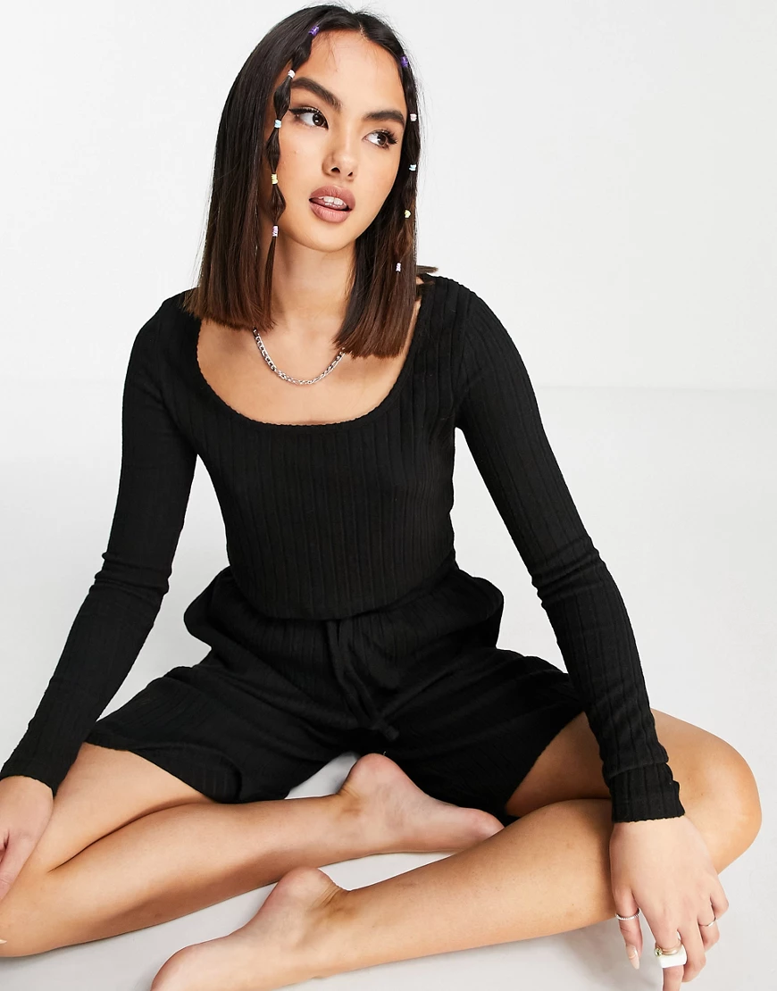 Topshop – Gerippter Jersey-Pyjama aus Oberteil und langen Shorts in Schwarz günstig online kaufen