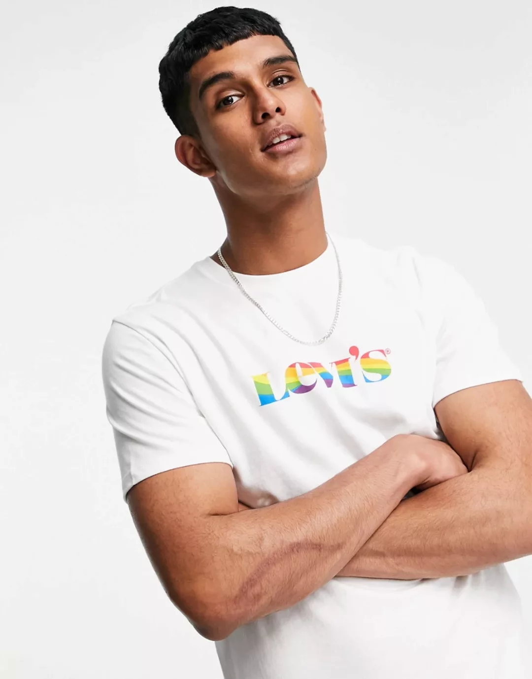 Levi's – Pride Community – T-Shirt in Weiß mit Modern-Vintage-Logo in Regen günstig online kaufen