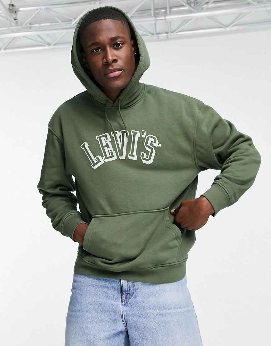 Levi's – Locker geschnittener Kapuzenpullover in Olivgrün mit College-Logo günstig online kaufen