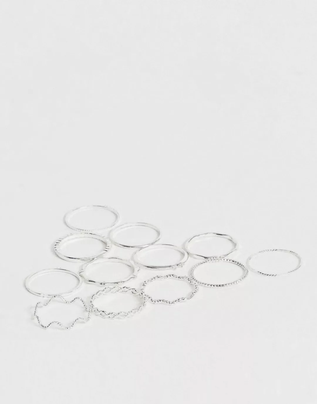 ASOS DESIGN – 12er-Pack silberne Ringe mit verdrehtem und eingraviertem Des günstig online kaufen