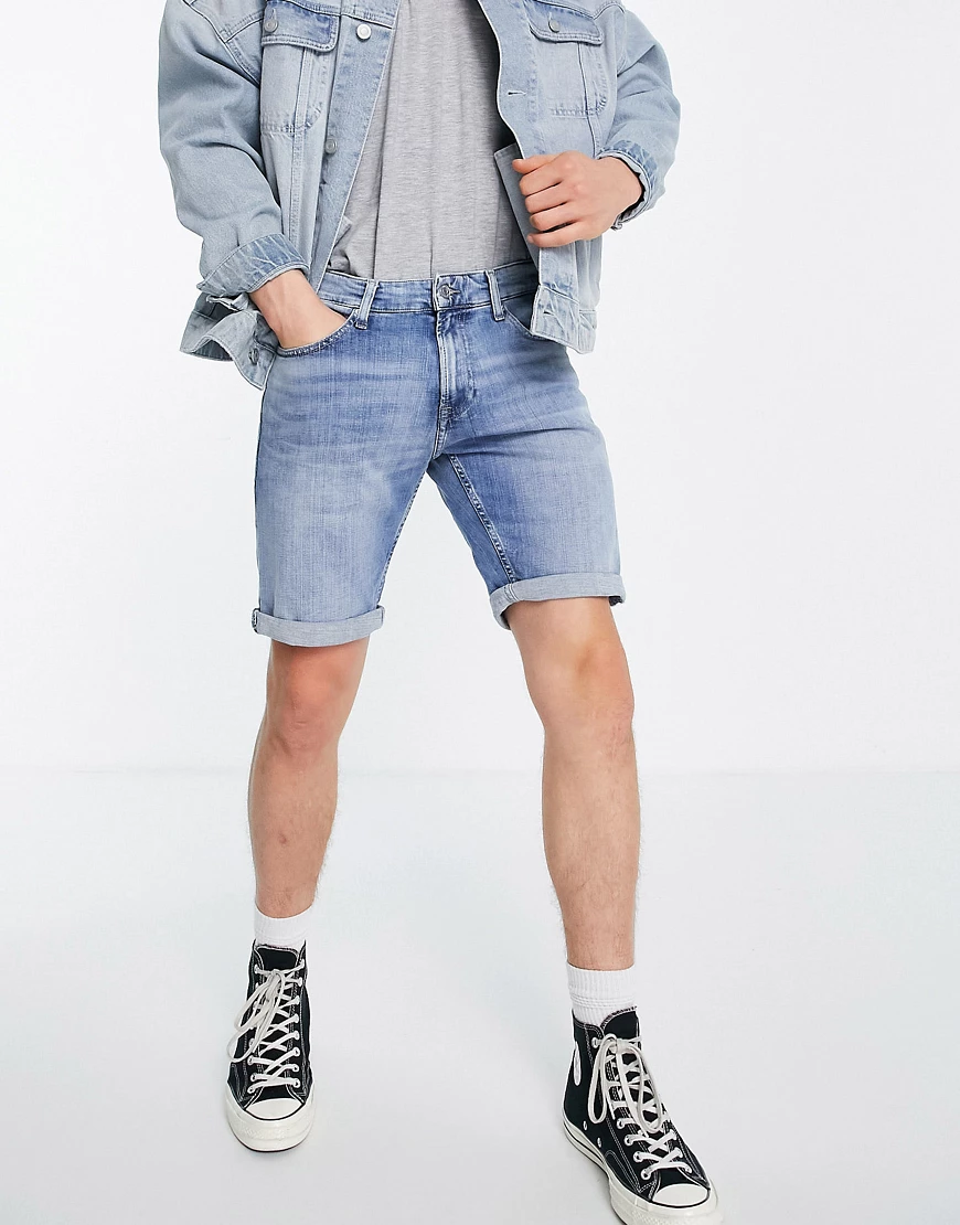 Tommy Jeans – Scanton – Schmal geschnittene Jeansshorts in heller Hampton-W günstig online kaufen