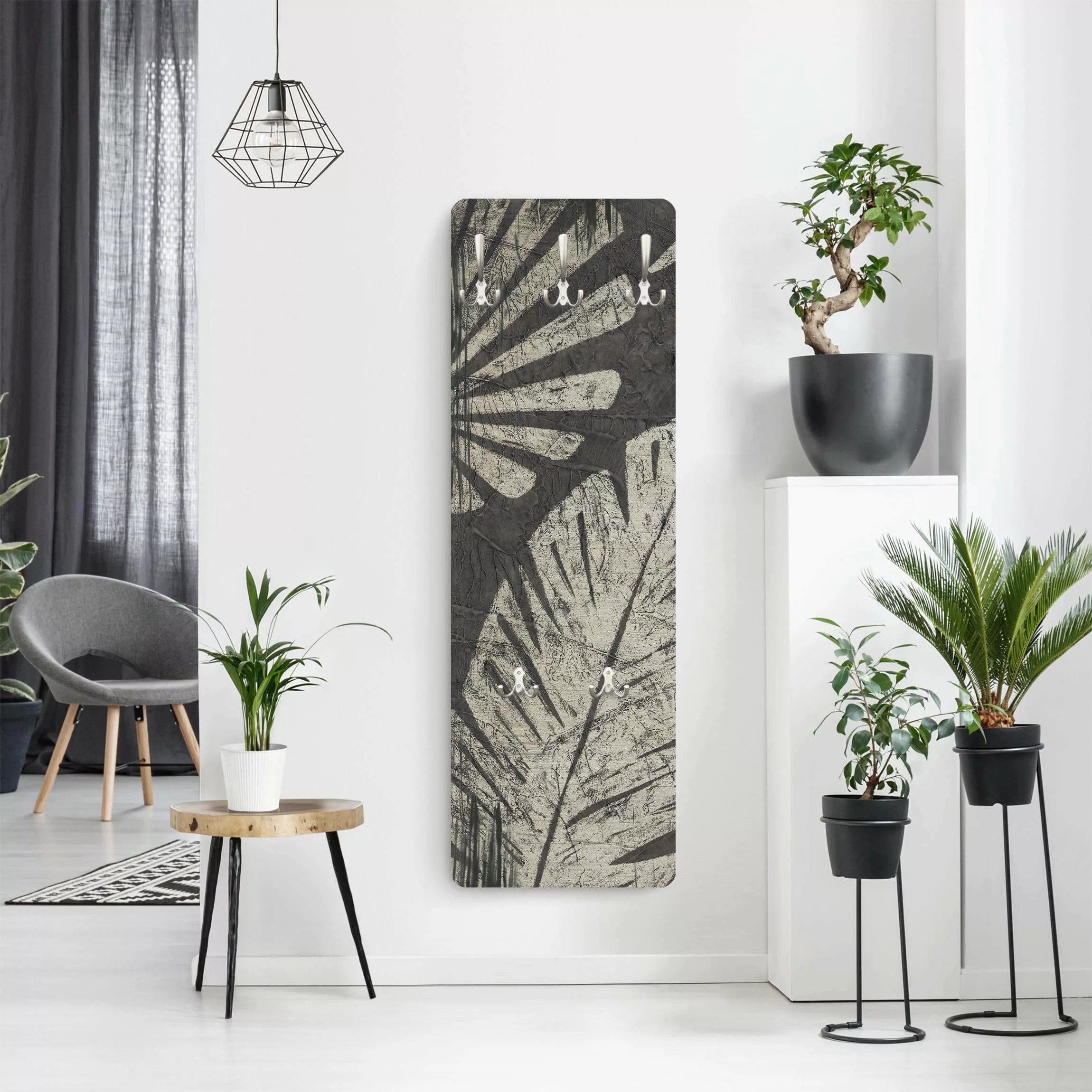 Wandgarderobe Holzpaneel Blumen Palmenblätter vor Dunkelgrau günstig online kaufen