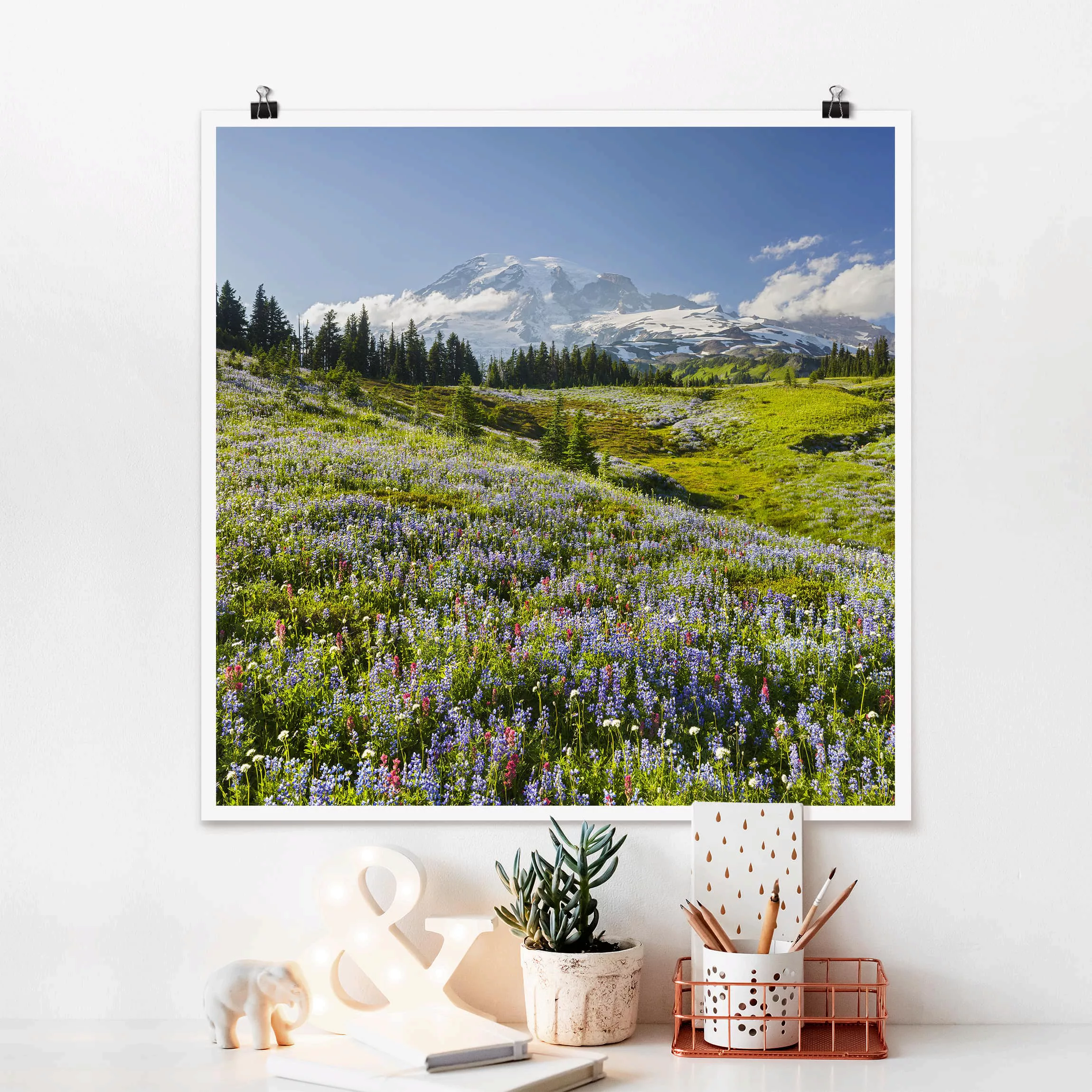 Poster Blumen - Quadrat Bergwiese mit roten Blumen vor Mt. Rainier günstig online kaufen