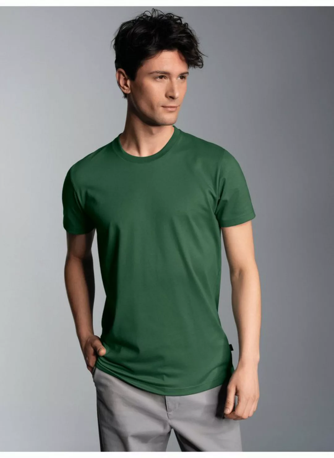 Trigema T-Shirt TRIGEMA Slim Fit T-Shirt aus DELUXE Baumwolle (1-tlg) günstig online kaufen