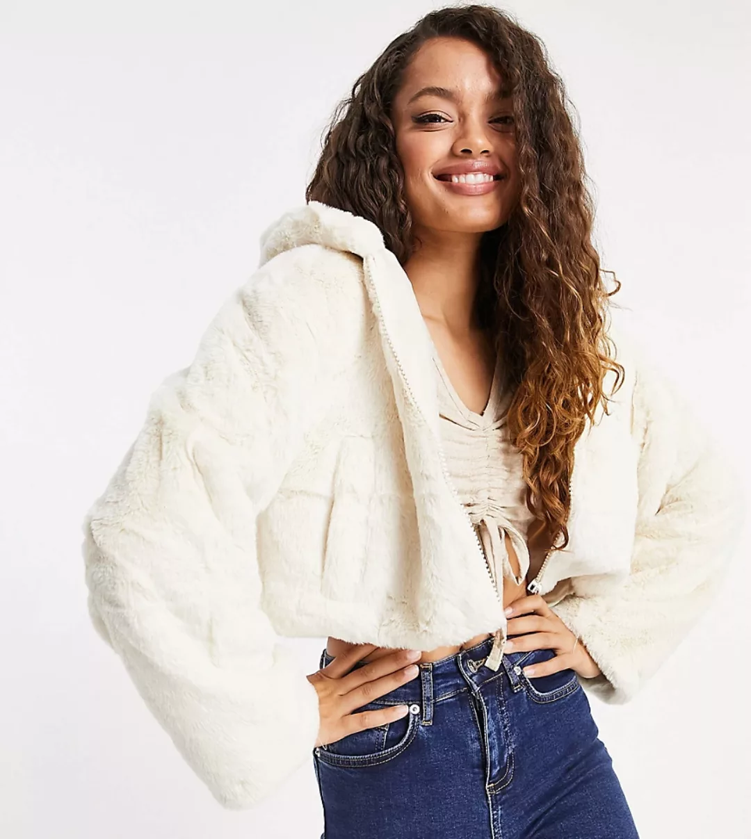 ASOS DESIGN Petite – Kurze Jacke aus Kunstpelz in Creme mit Kapuze-Weiß günstig online kaufen