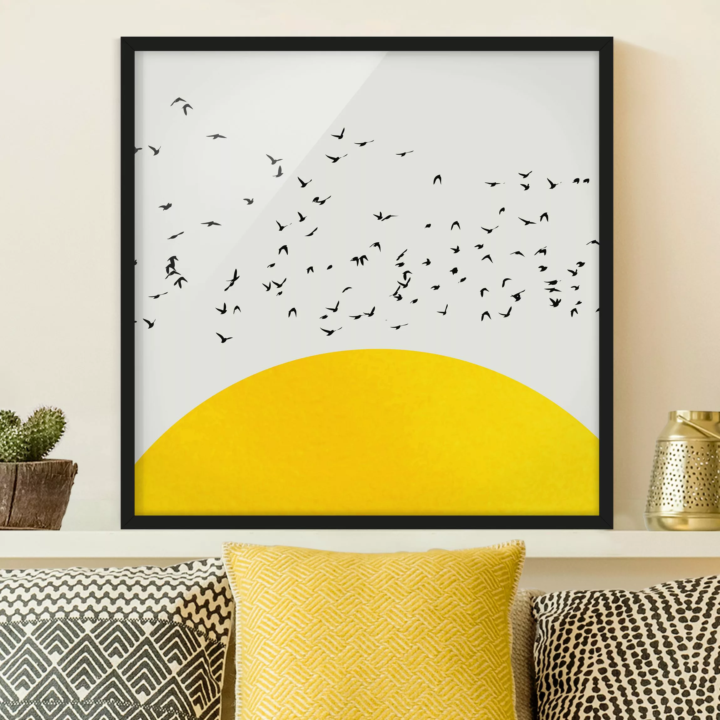 Bild mit Rahmen Vogelschwarm vor gelber Sonne günstig online kaufen
