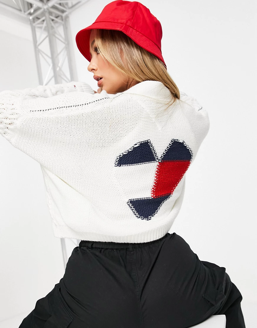 Tommy Jeans – Strickjacke in Cremeweiß mit herzförmigem Flaggenlogo im Patc günstig online kaufen