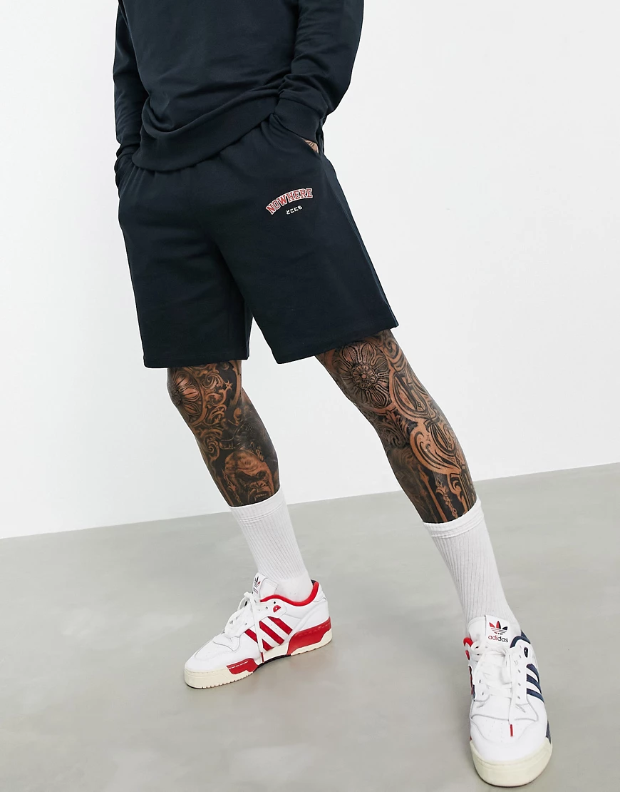 ASOS DESIGN – Leichte Shorts in Schwarz mit schmalem Schnitt mit Textprint, günstig online kaufen